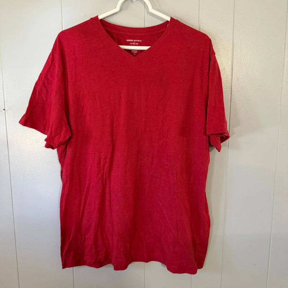 Banana Republic T-Shirt Mens XL Red Fitted Vee Short Sleeve V-Neck Solid